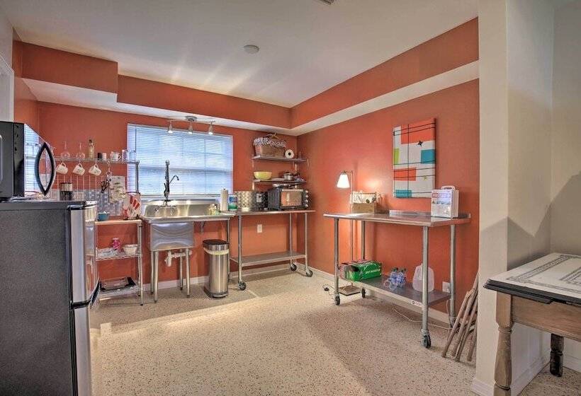 Well Appointed Tampa Home: 4 Mi To Usf Campus