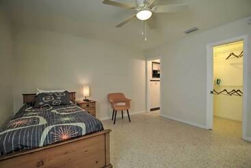 Well Appointed Tampa Home: 4 Mi To Usf Campus