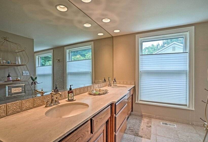 Wine Country Home With Yard; Walk To Downtown!