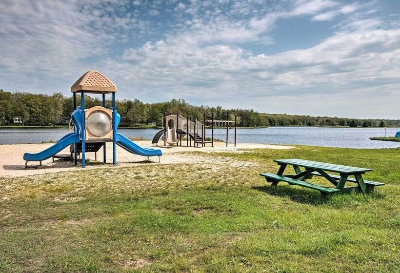 Albrightsville Retreat W/ Community Pool & Hot Tub