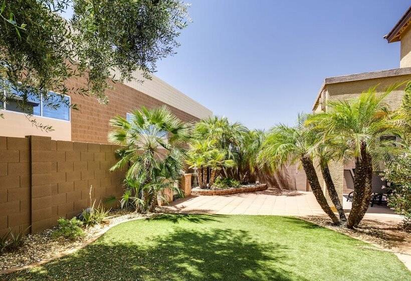 Beautiful Phoenix Home: Private Yard, Pool Access!