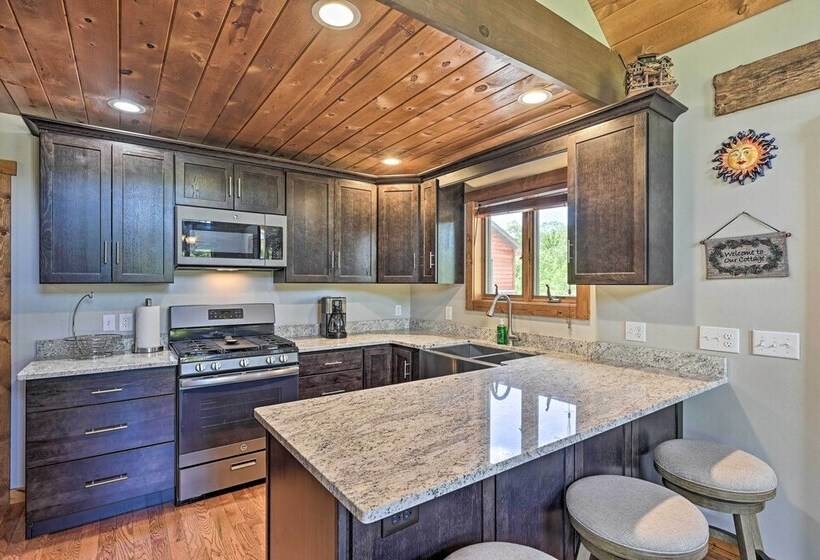 Cabin 1 Mi To Sand Valley, 1 Block To Beach