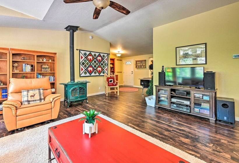 Creekside Payson Cabin W/ Deck Near Hiking!