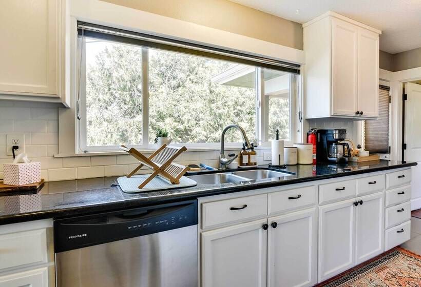 Charming Portland Home, Walk To Light Rail!