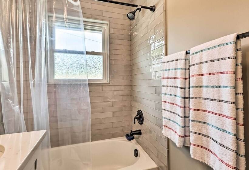 Newland Retreat W/ Creek, Near Hiking + Wineries!