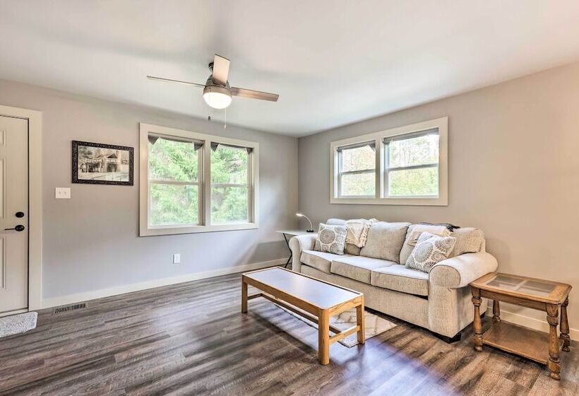 Newland Retreat W/ Creek, Near Hiking + Wineries!