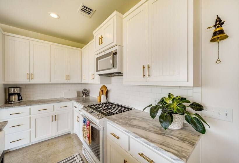 Chic House In Spring Branch W/ Lush Outdoor Space!