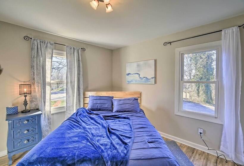 Cozy Bristol Home W/ Yard ~ 1 Mile To Downtown!