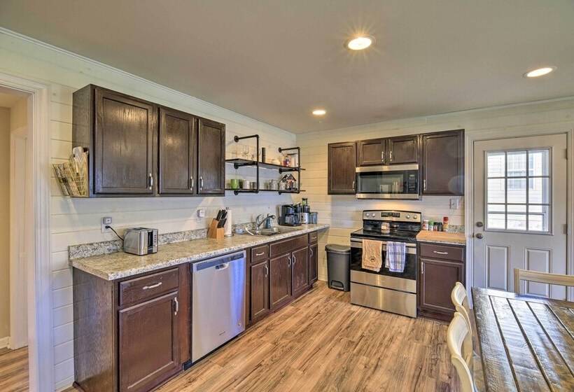 Cozy Bristol Home W/ Yard ~ 1 Mile To Downtown!