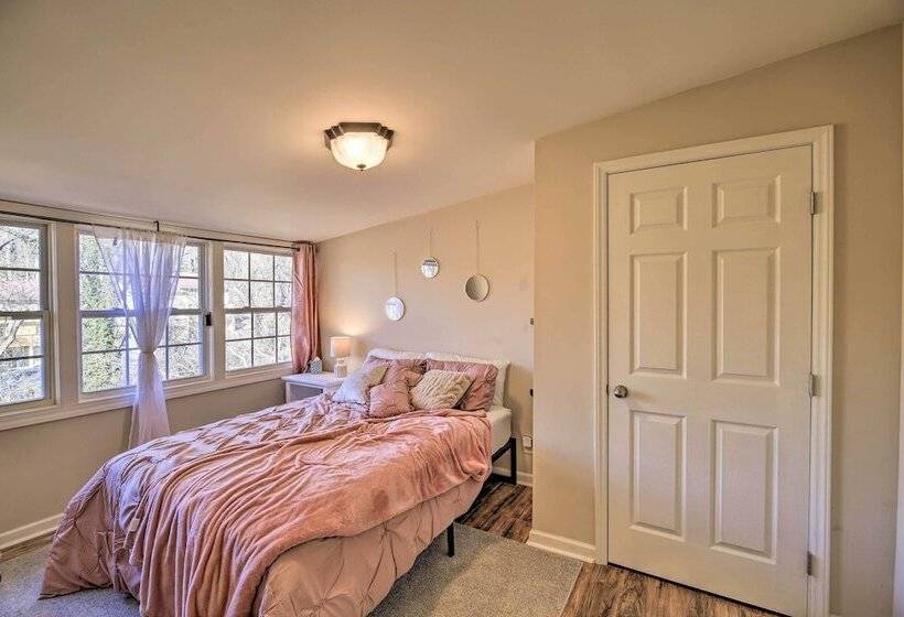 Cozy Bristol Home W/ Yard ~ 1 Mile To Downtown!