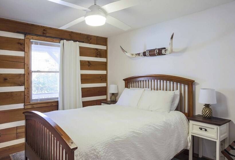 Family Home W/ Porch & Center Hill Lake Views!