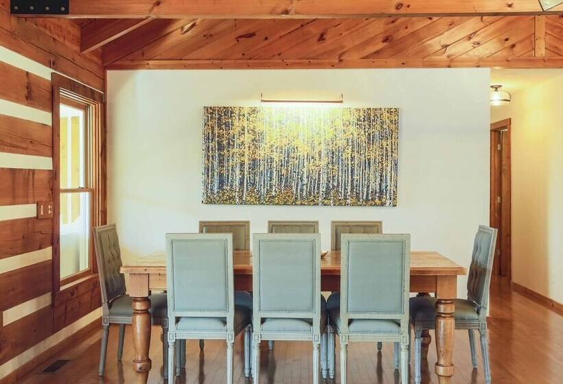 Family Home W/ Porch & Center Hill Lake Views!