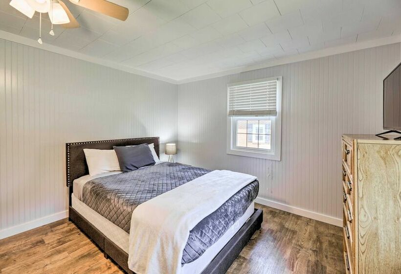 Harkers Island Home With Porch ~ 1 Mi To Marina!