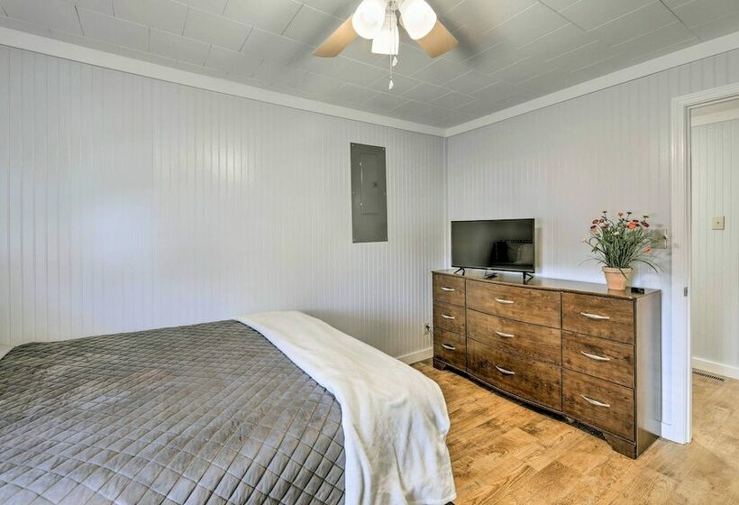 Harkers Island Home With Porch ~ 1 Mi To Marina!