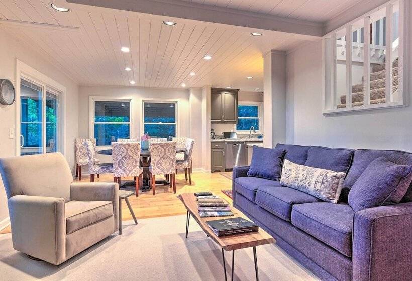 Highlands Home W/ Fireplace, Views, & Trails!