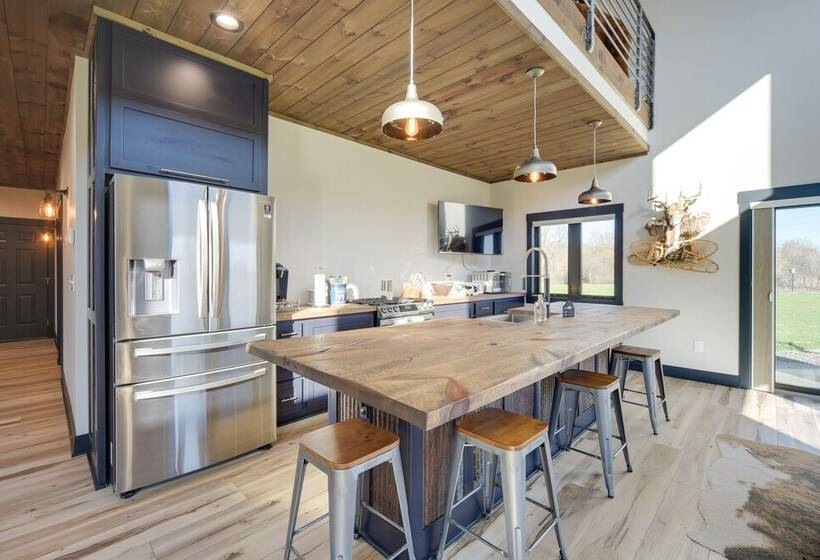 Large Home W/ Land In Prairie Farm!