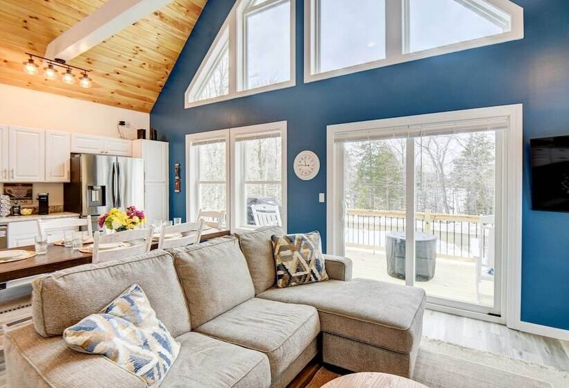 Maine Retreat W/ Balcony: 5 Mi To Lakes