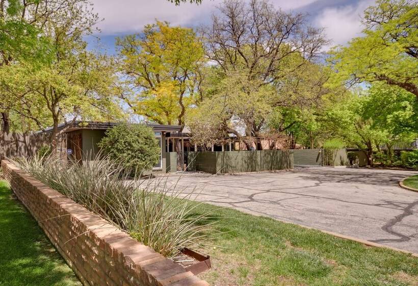 Mid Century Modern Home W/ Fire Pit & Gas Grill!