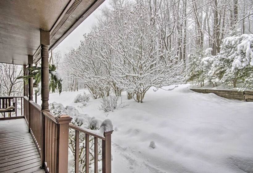 Modern Mountain Retreat W/ Deck + Hot Tub!