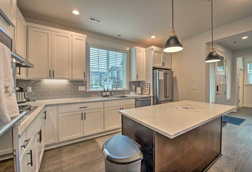 Modern Seattle Area Home Near Parks + Beaches