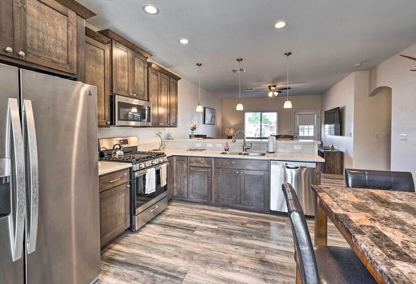 Pet Friendly Retreat 1 Block To Colorado River!