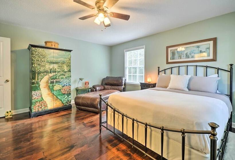 Pet Friendly Wilmington Home ~ 5 Mi To Beach!