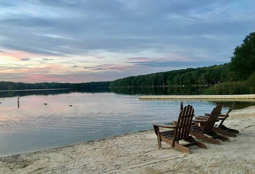 Cozy Poconos Ranch Home W/ Pool Access, Near Lake!