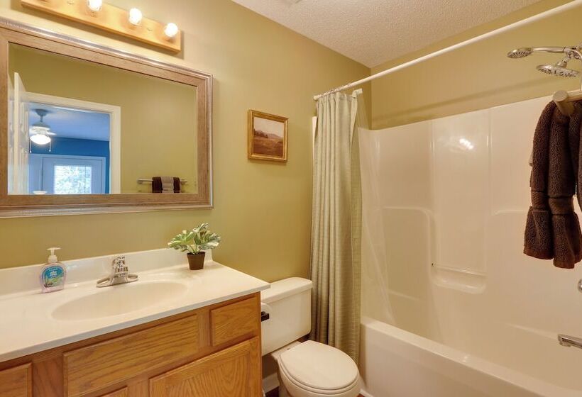 Spacious Mcgaheysville Home: Hot Tub & Pool Table!