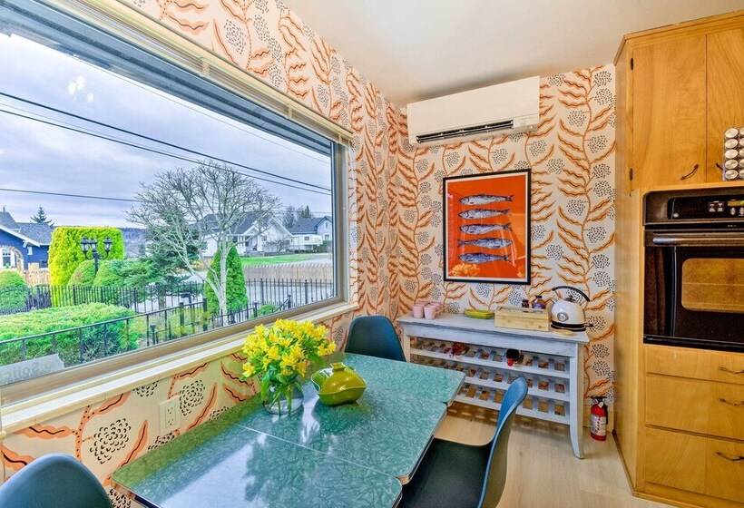 Walkable Downtown Poulsbo Vacation Rental!