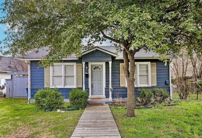 Warm & Welcoming Home W/ Yard Near Ut Campus!