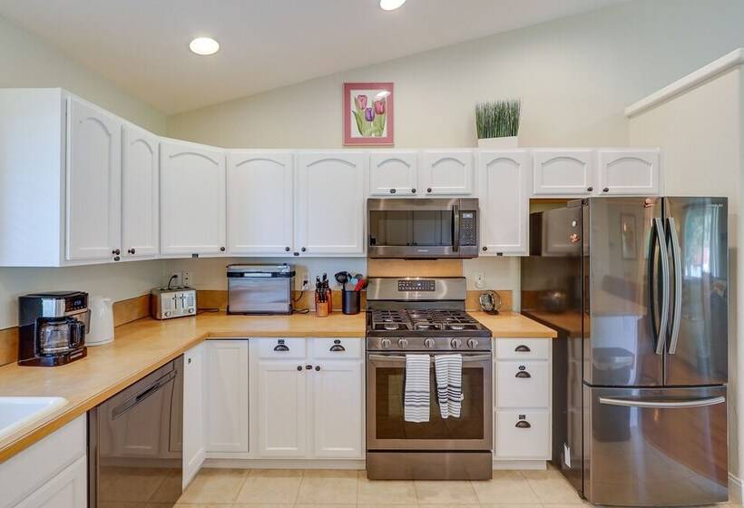 Well Appointed Mckenna Home: Fire Pit & Deck!