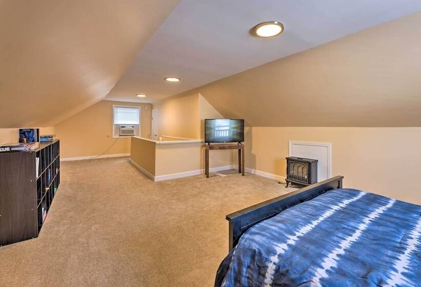 Charming Charleston Home W/ Yard & Fire Pit!