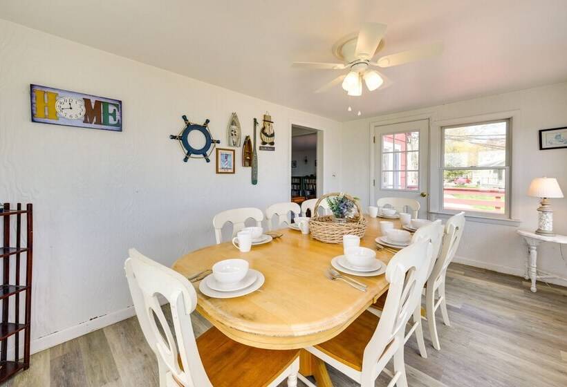 Charming Niantic Vacation Rental: Walk To Beach!