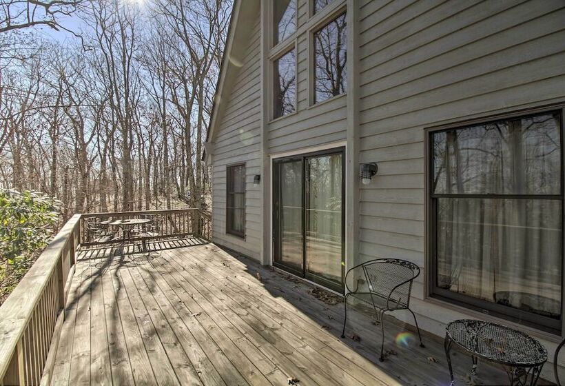 Cozy Wintergreen Cabin Near Mountain Inn & Slopes!