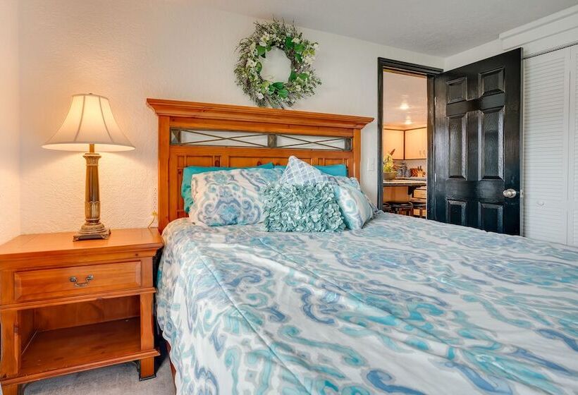 East Wenatchee Home W/ Yard & Hot Tub!