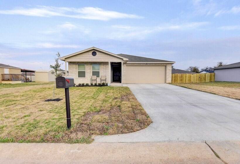 ~ 6 Mi To Waco: Newly Constructed Family Home