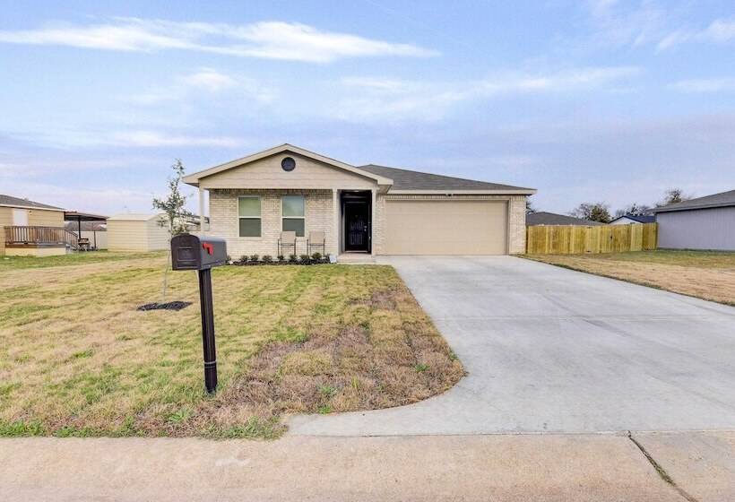 ~ 6 Mi To Waco: Newly Constructed Family Home