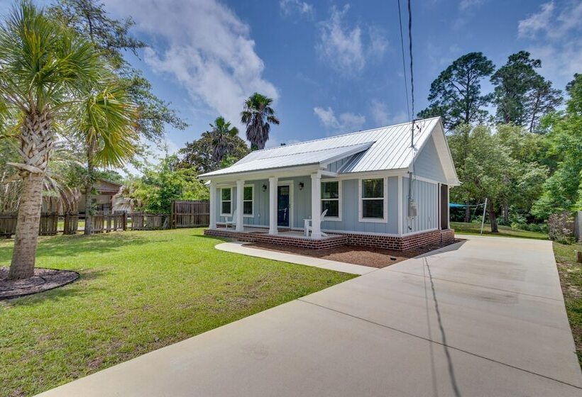 Gulf Breeze Home W/ Screened Porch: Near Beach!