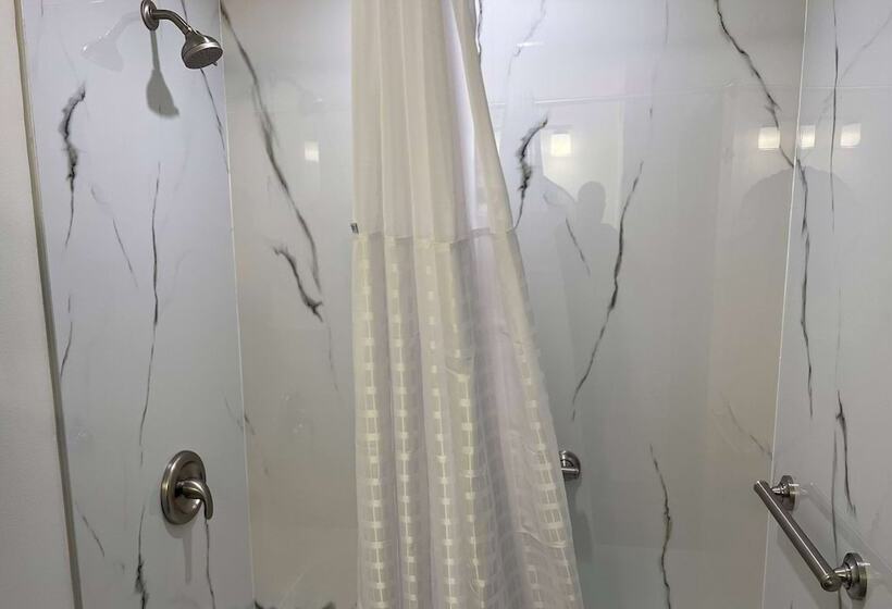 هتل Ramada By Wyndham Studio Suites Dothan