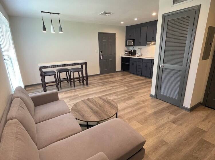 هتل Ramada By Wyndham Studio Suites Dothan