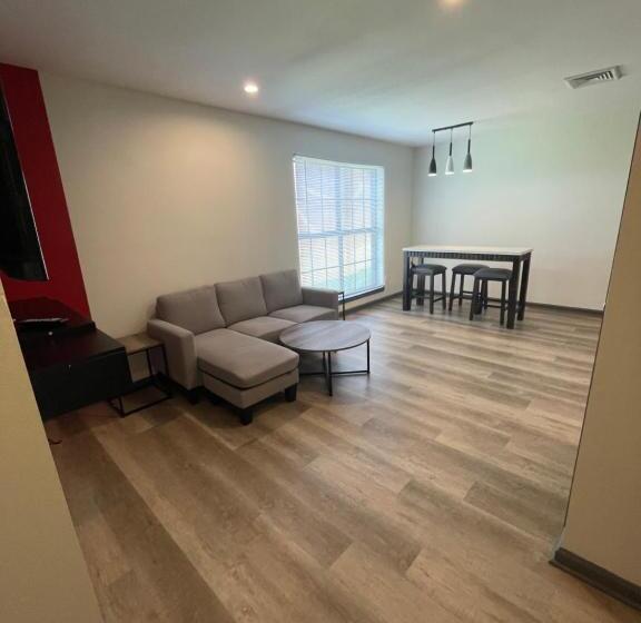 هتل Ramada By Wyndham Studio Suites Dothan