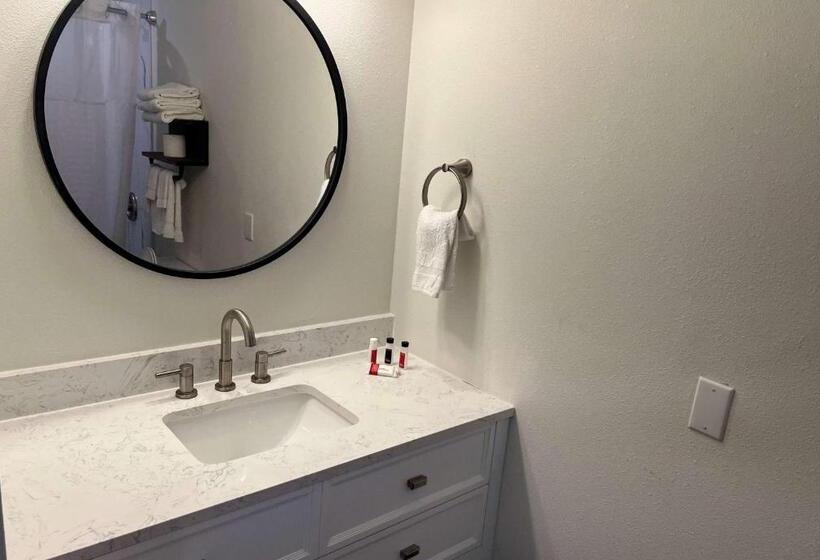 هتل Ramada By Wyndham Studio Suites Dothan