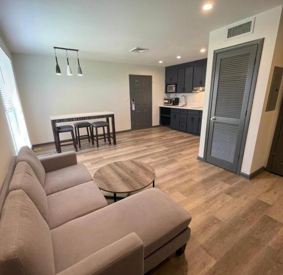 هتل Ramada By Wyndham Studio Suites Dothan