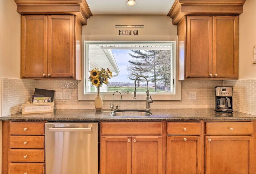 Mattituck Home W/ Fireplaces Near Wineries
