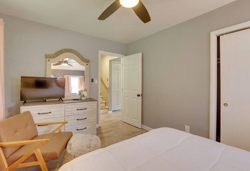 Modern Birmingham Escape W/ Yard + Fire Pit!