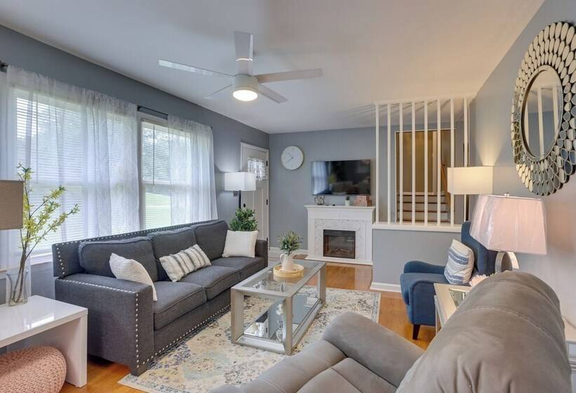 Modern Birmingham Escape W/ Yard + Fire Pit!