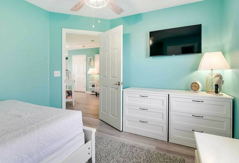 Walk To Shore: Home W/ Deck In Crystal Beach!