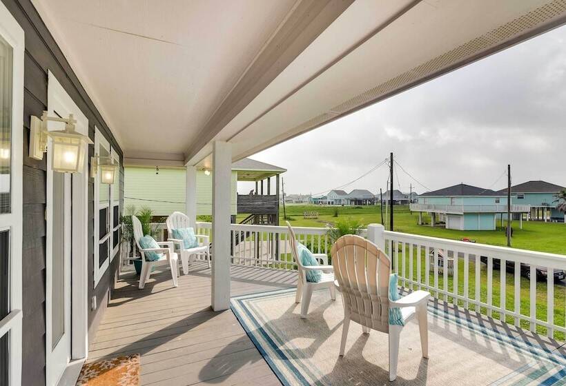 Walk To Shore: Home W/ Deck In Crystal Beach!