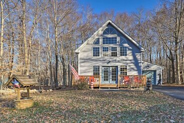 Modern Poconos Gem W/ Fire Pit, Deck & Pool Access