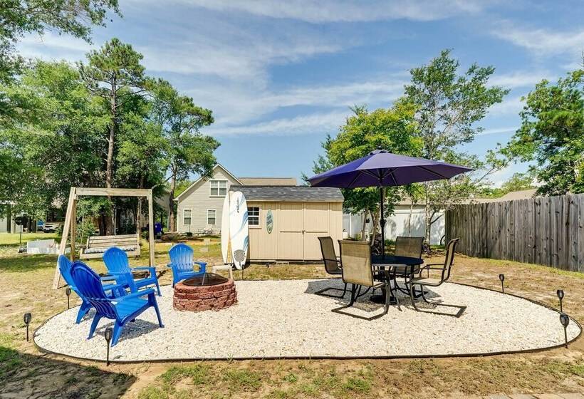 Oak Island Hideaway Hut ~ 1 Mi To Long Beach!